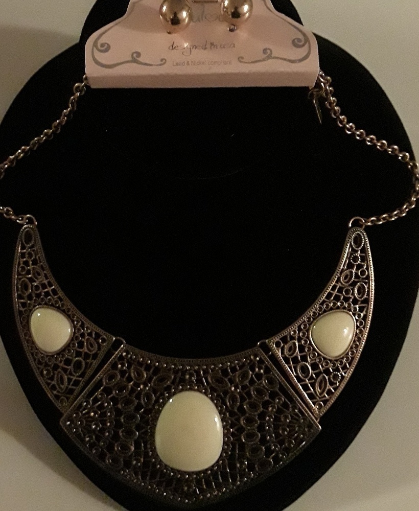 New Fabulous necklace and earrings set